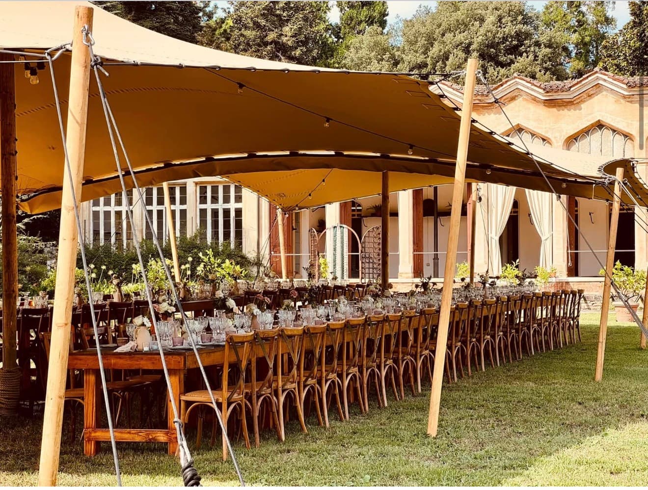 Tavoli imperiali allestiti per un matrimonio elegante nel parco di Villa Zoppolato